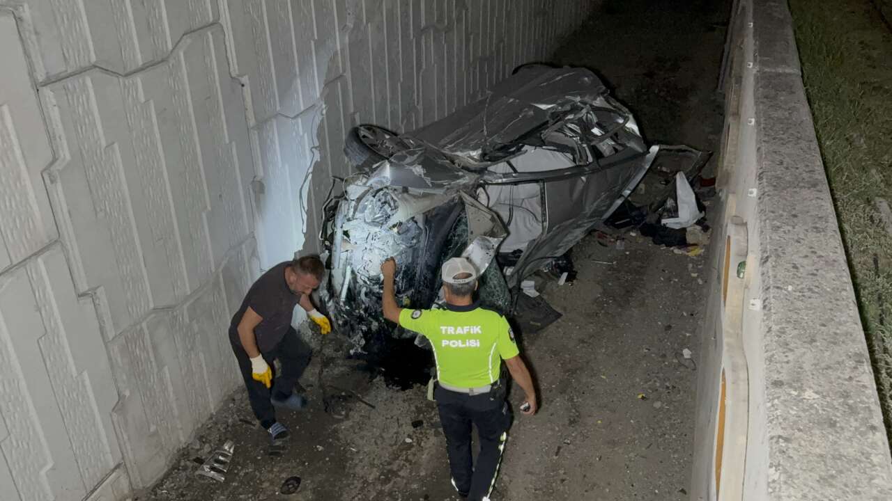Korkutan kaza! Otomobil hurdaya döndü, 2 kişi yaralandı 4